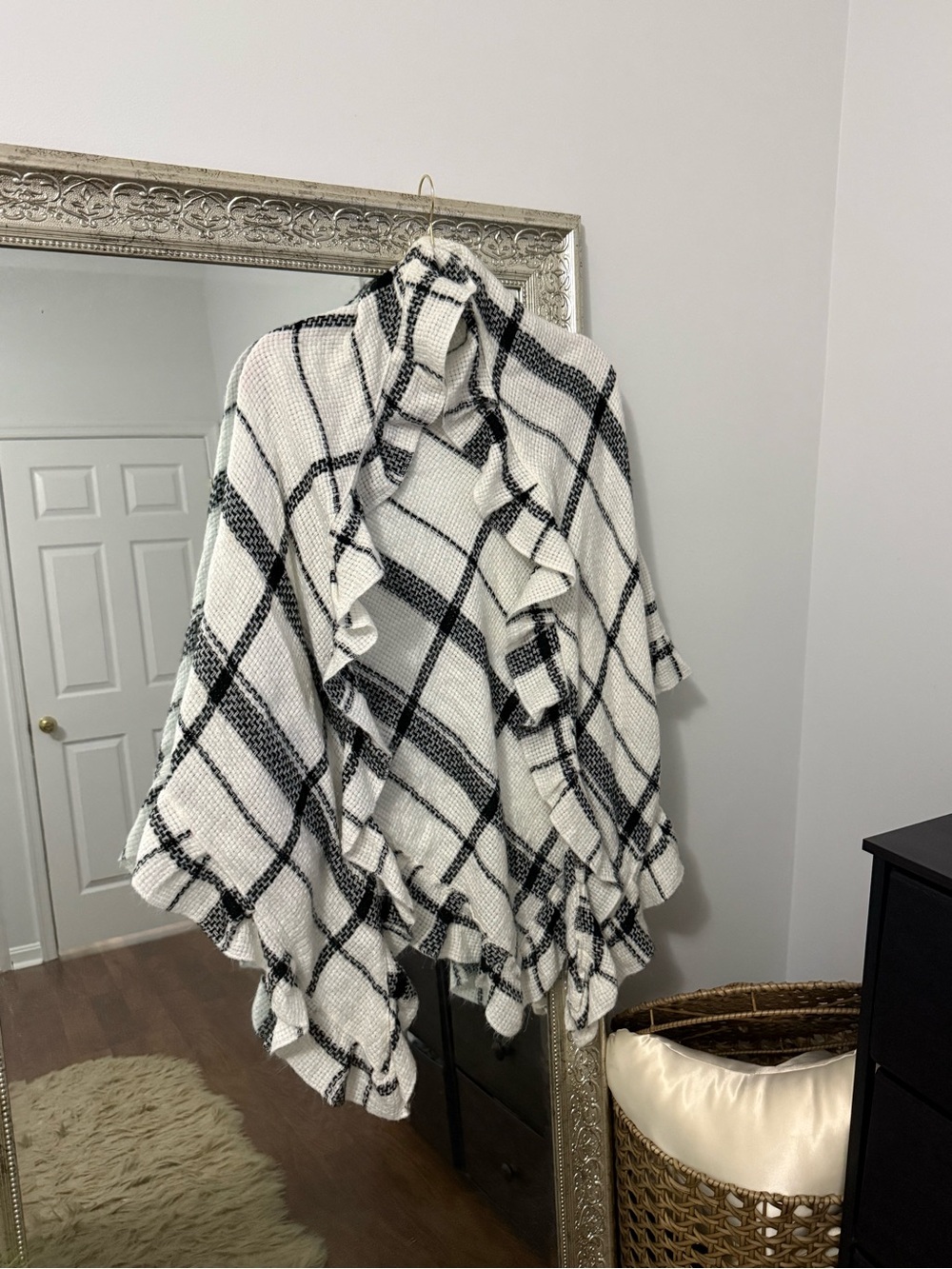 Francesca's Collections Black & White Plaid Ruffle Wrap